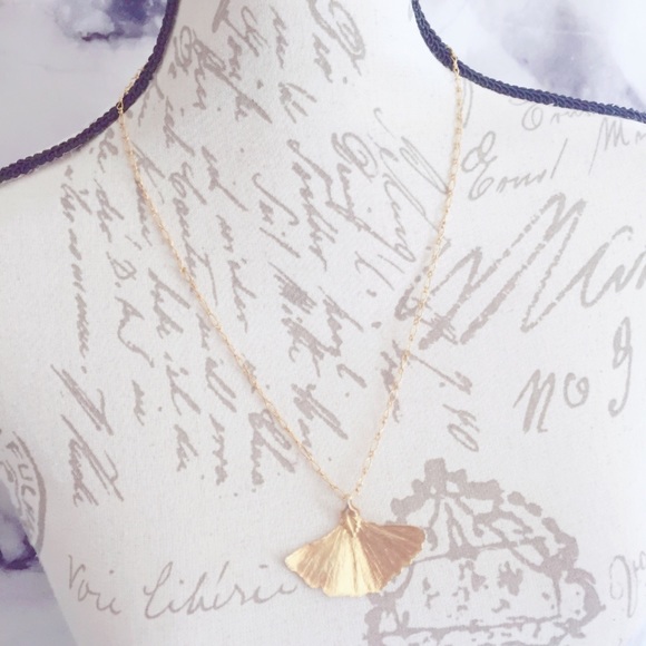 Vintage Jewelry - Gold Tone Gingko Leaf Pinup Vintage Necklace Vintage Jewelry - Gold Tone Gingko Leaf Pinup Vintage Necklace